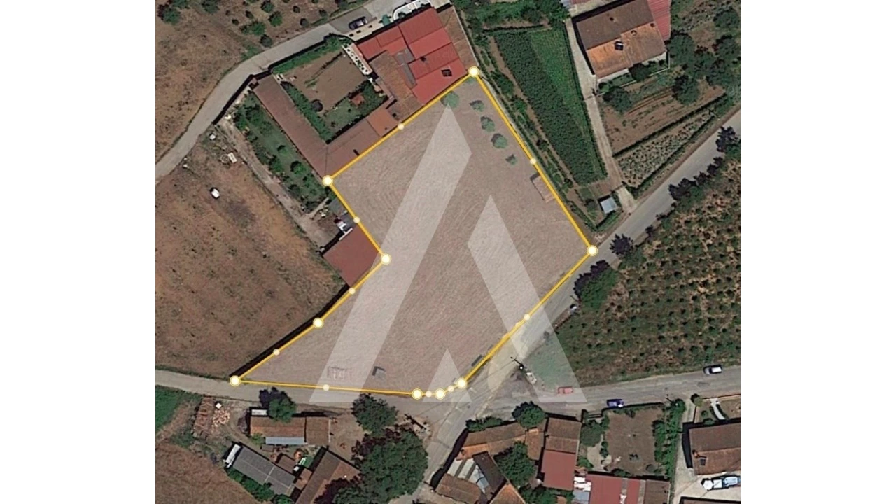 Terreno para Venda em Avelãs de Cima Foto 1