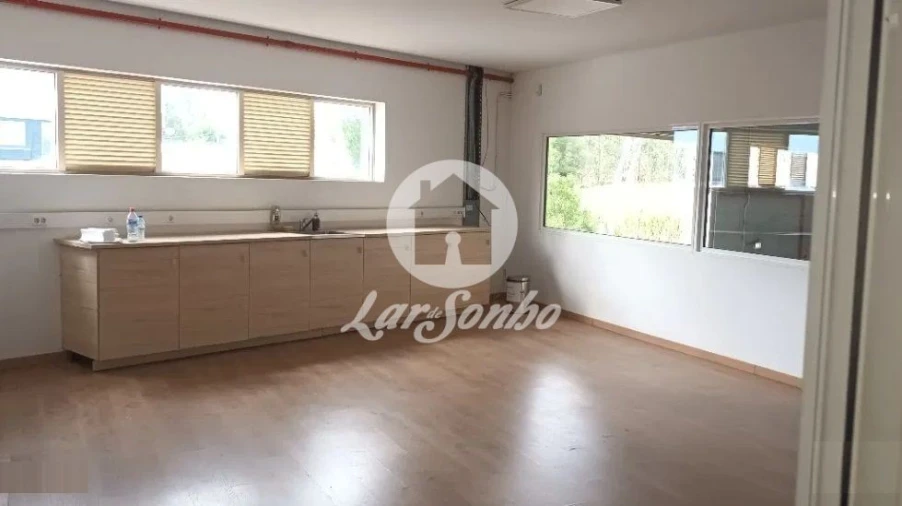 Armazém para Venda em Vilar e Mosteiró Foto 5