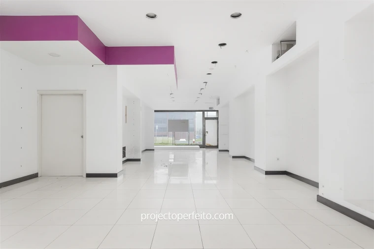 Loja para Arrendamento em Espinho