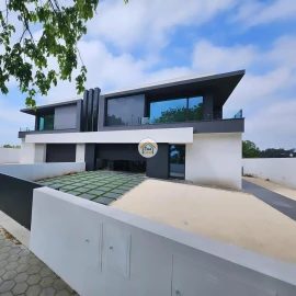 Moradia T4 para Venda em Santa Joana