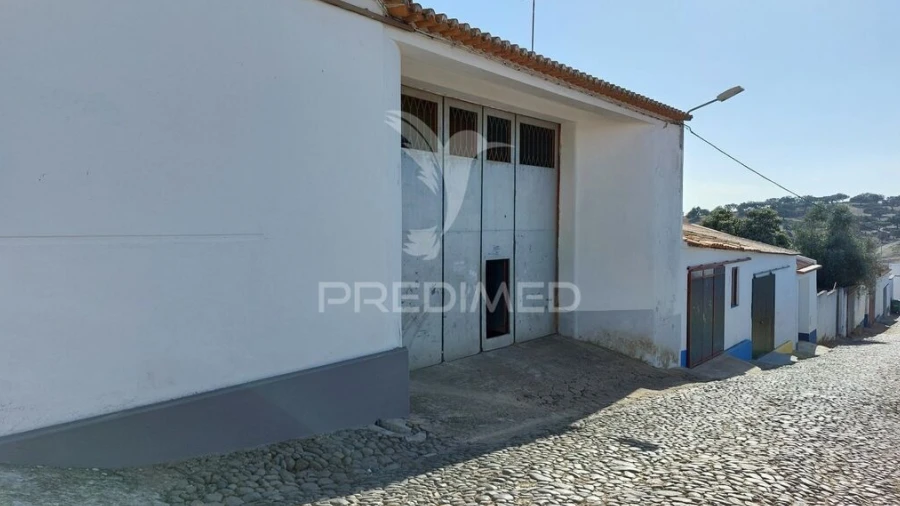 Armazém para Venda em Santa Vitória e Mombeja