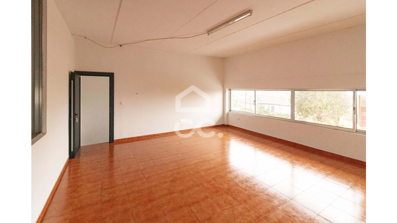 Armazém para Venda em Selho (São Jorge) Foto 17