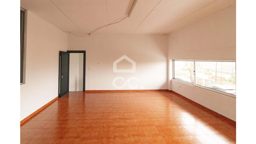 Armazém para Venda em Selho (São Jorge) Foto 16