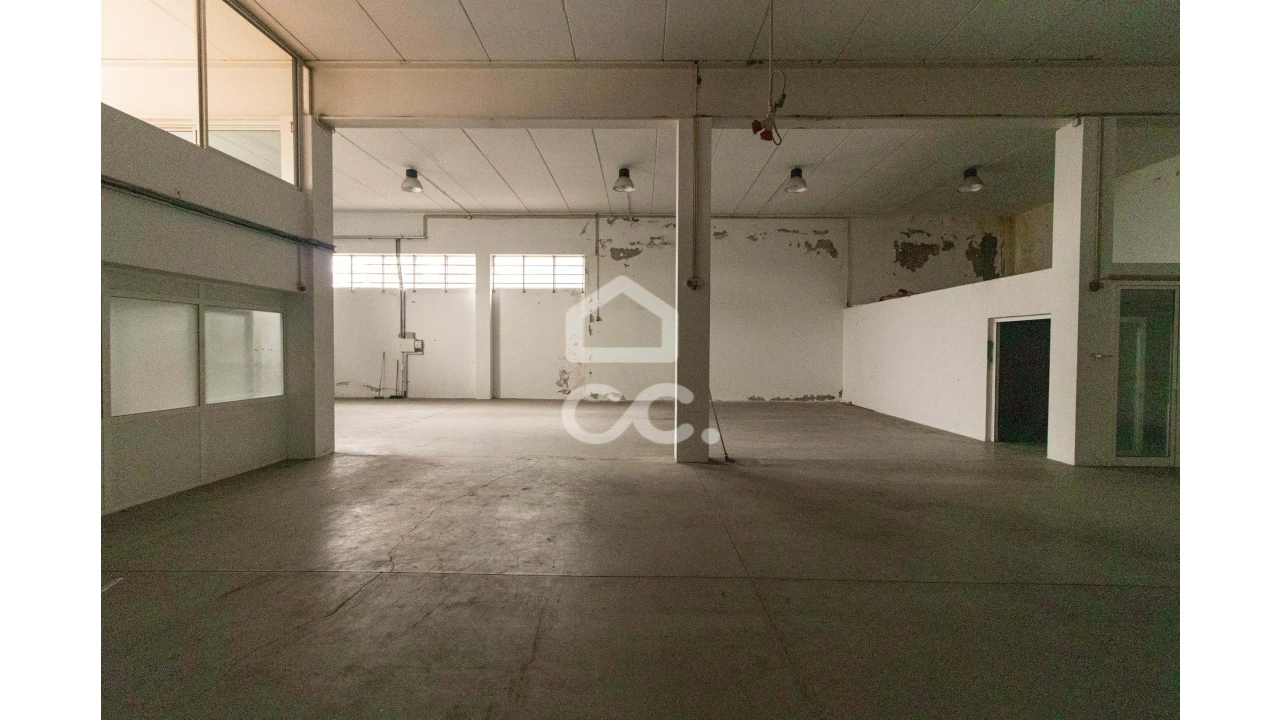 Armazém para Venda em Selho (São Jorge) Foto 7