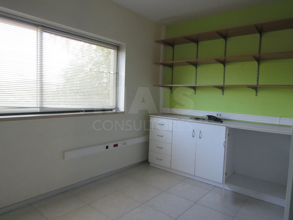 Loja para Venda em Santiago e São Simão de Litém e Albergaria dos Doze Foto 4