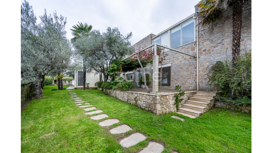 Moradia T5 para Venda em Vilar de Nantes Foto 31