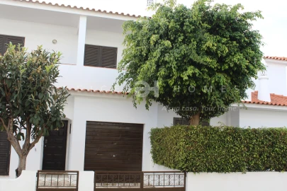 Moradia T14 para Venda em Albufeira e Olhos de Água