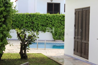 Moradia T14 para Venda em Albufeira e Olhos de Água