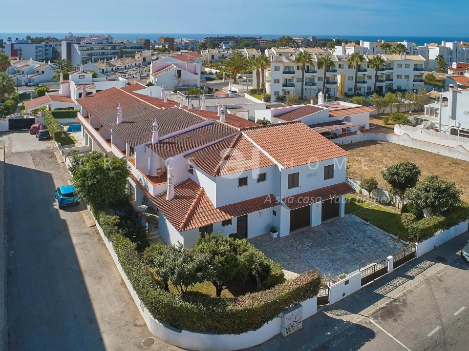 Moradia T14 para Venda em Albufeira e Olhos de Água Foto 1