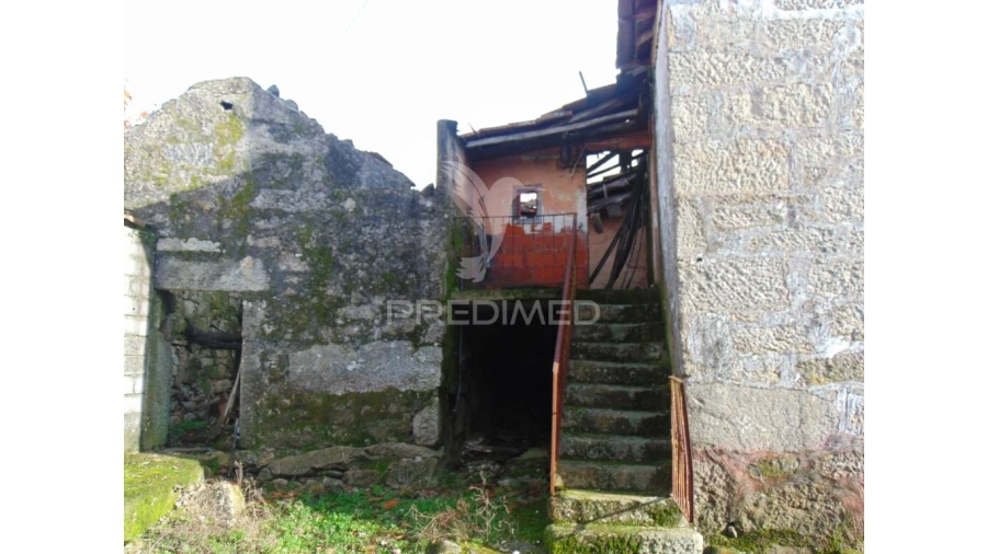 Moradia T3 para Venda em Fiolhoso Foto 6