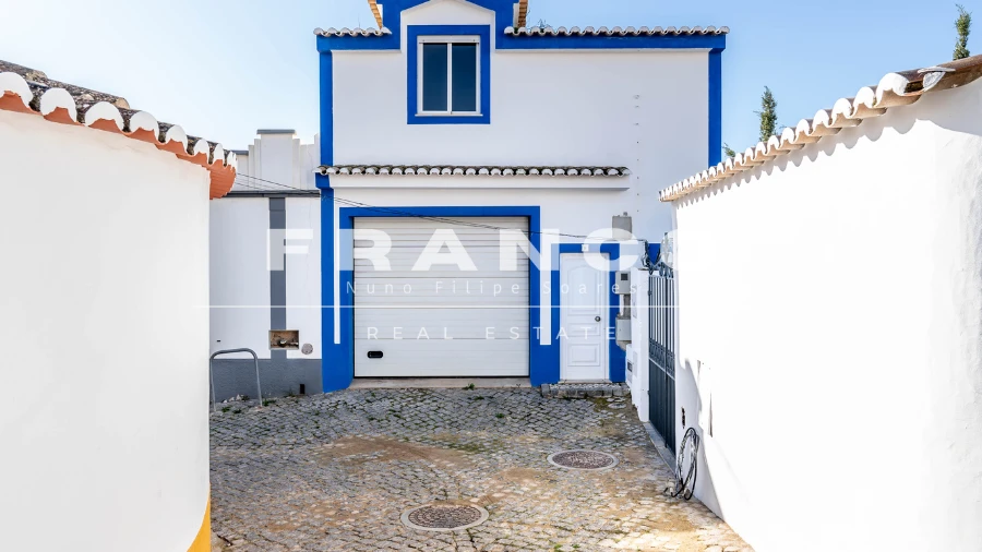 Prédio para Venda em Lagos (São Sebastião e Santa Maria)