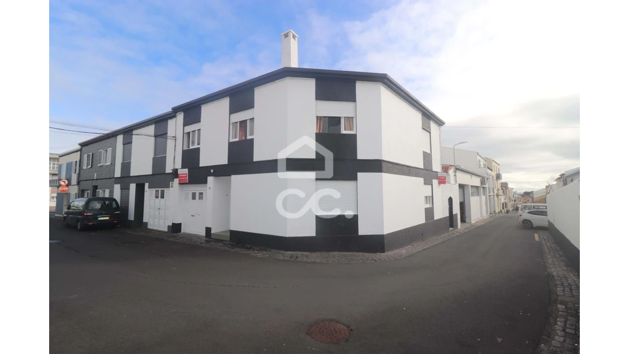 Moradia T6 para Venda em Ponta Delgada (São Pedro) Foto 1