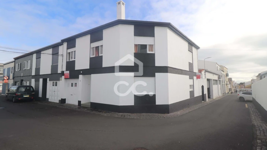 Moradia T6 para Venda em Ponta Delgada (São Pedro)