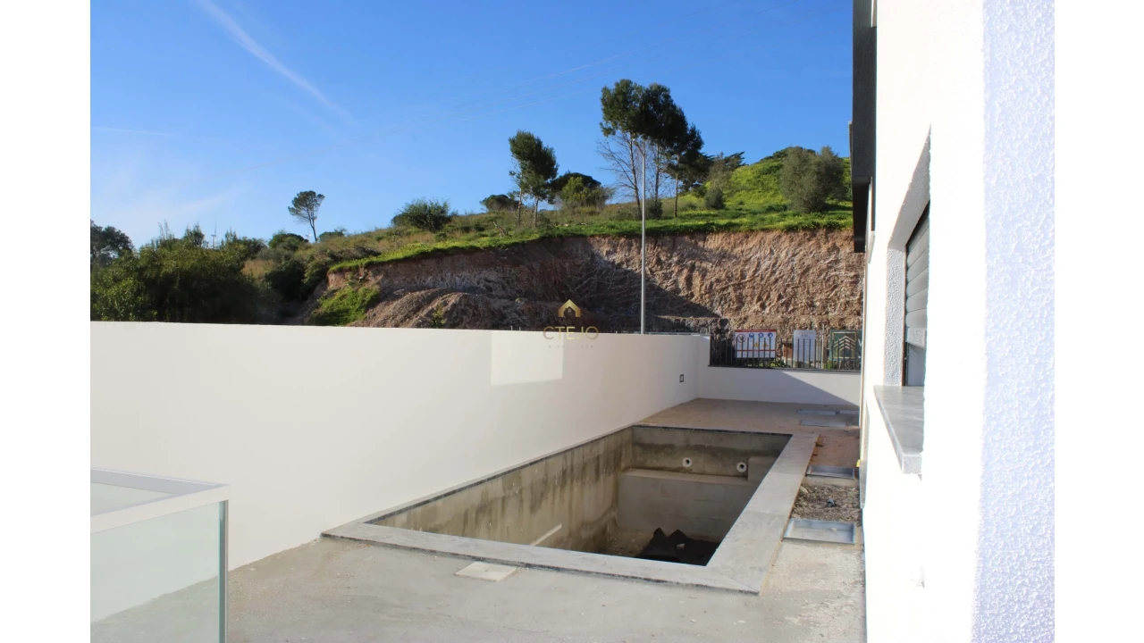 Moradia T4 para Venda em Vialonga Foto 34