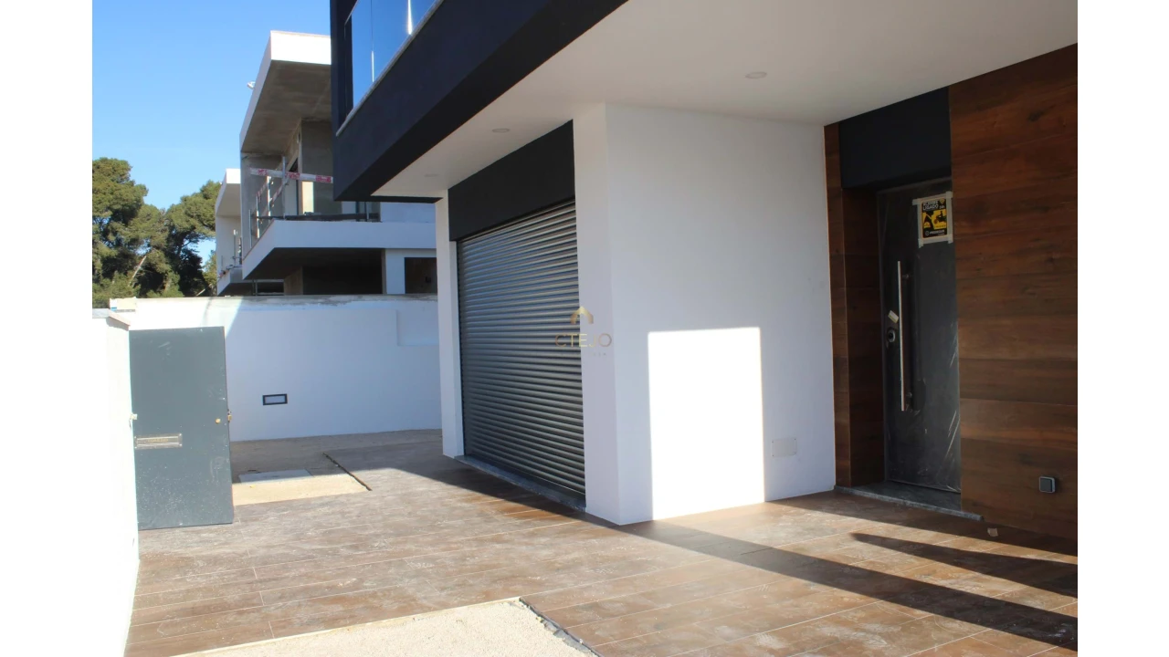 Moradia T4 para Venda em Vialonga Foto 49