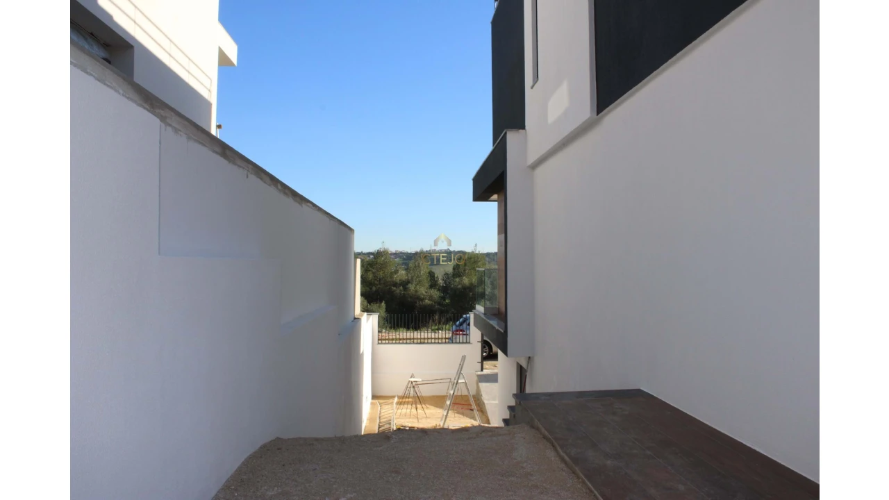 Moradia T4 para Venda em Vialonga Foto 51