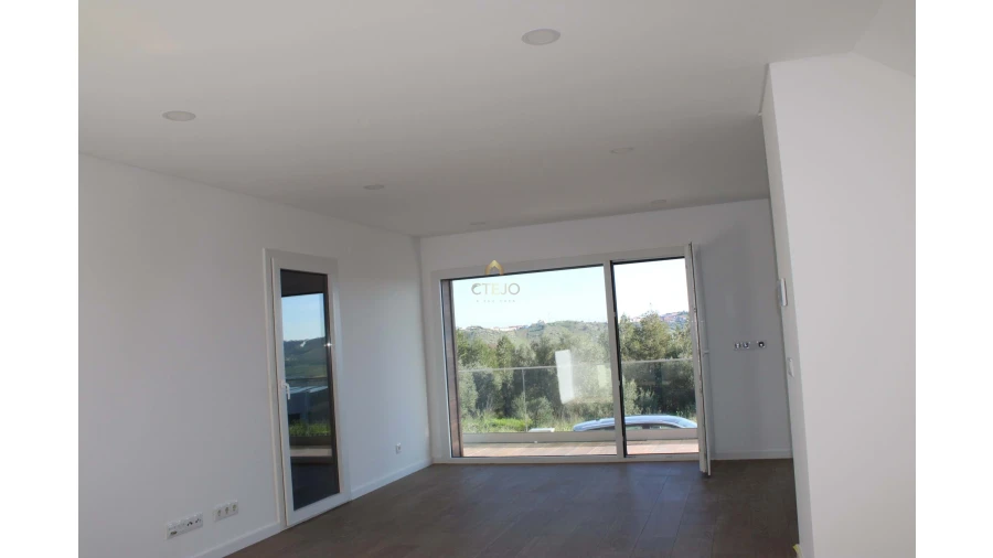 Moradia T4 para Venda em Vialonga Foto 33