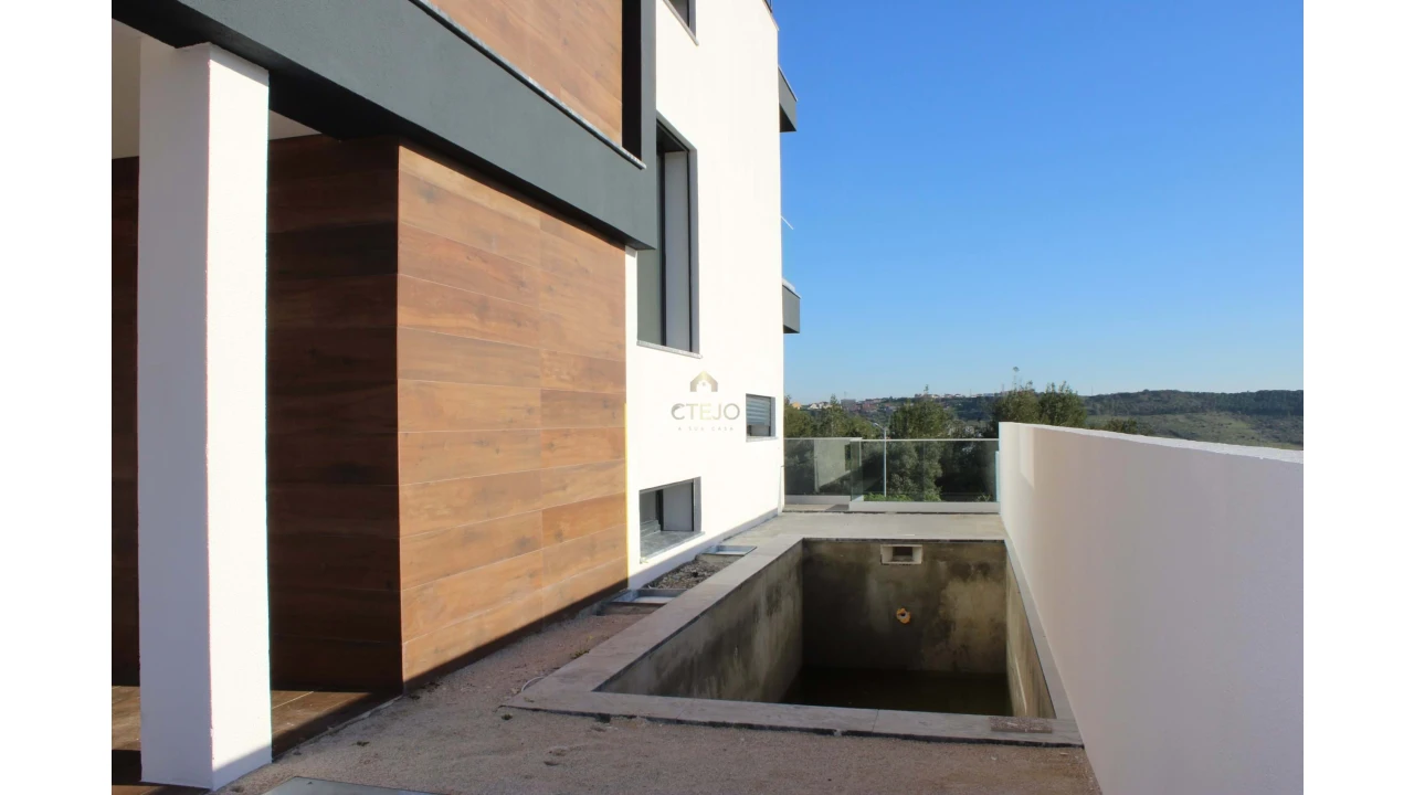 Moradia T4 para Venda em Vialonga Foto 47