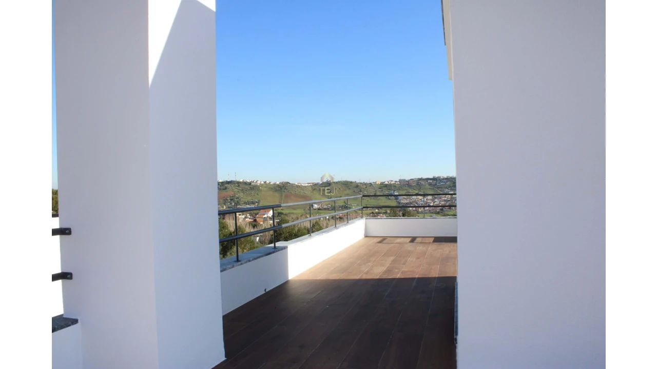 Moradia T4 para Venda em Vialonga Foto 28