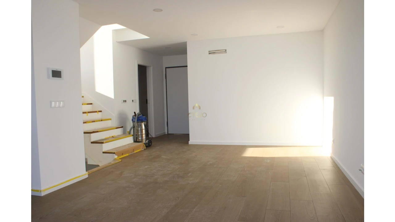 Moradia T4 para Venda em Vialonga Foto 37