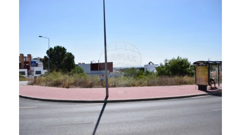Terreno para Venda em Charneca de Caparica e Sobreda