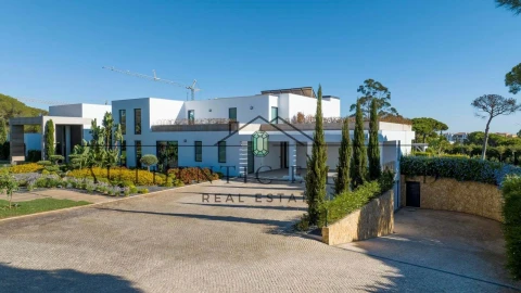 Moradia T8 para Venda em Quarteira