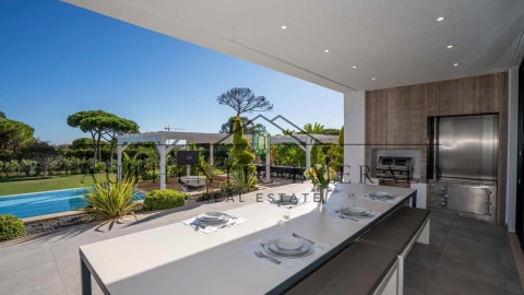 Moradia T8 para Venda em Quarteira