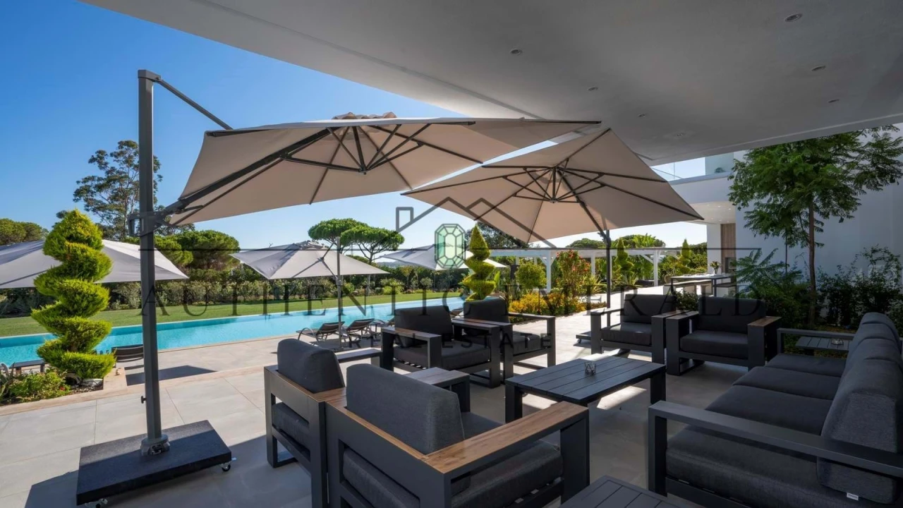 Moradia T8 para Venda em Quarteira Foto 4