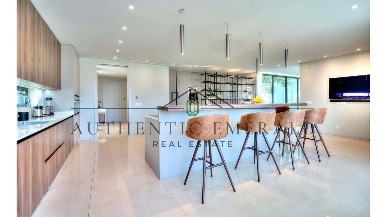 Moradia T8 para Venda em Quarteira Foto 12