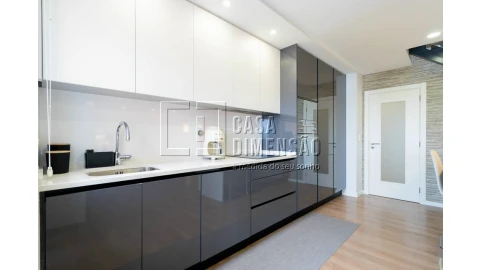 Apartamento T4 para Venda em Carnaxide e Queijas