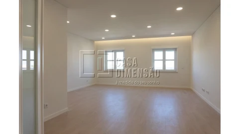 Apartamento T3 para Venda em Carnaxide e Queijas