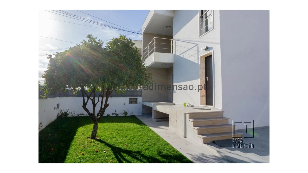 Moradia T4 para Venda em Barcarena Foto 1