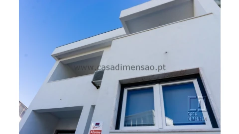 Moradia T4 para Venda em Barcarena