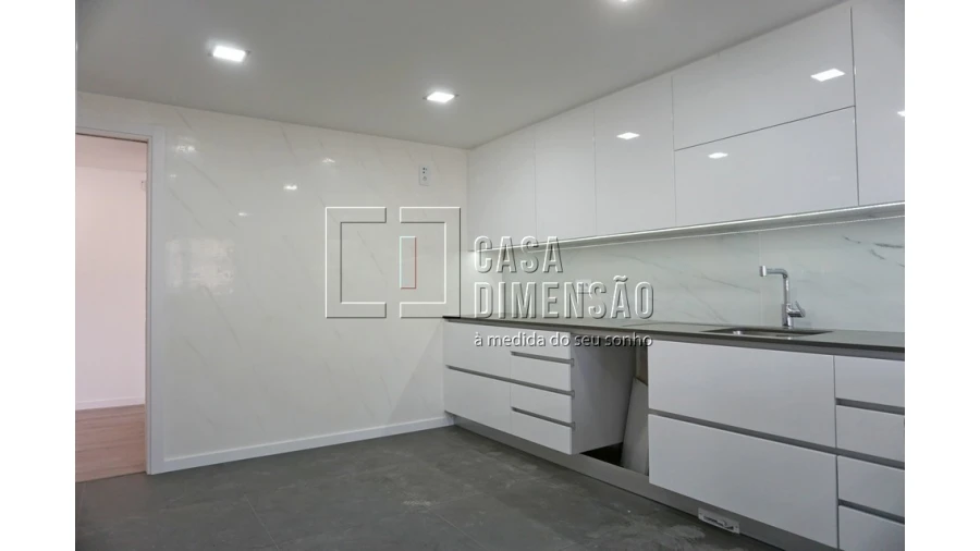 Apartamento T2 para Venda em Porto Salvo Foto 24