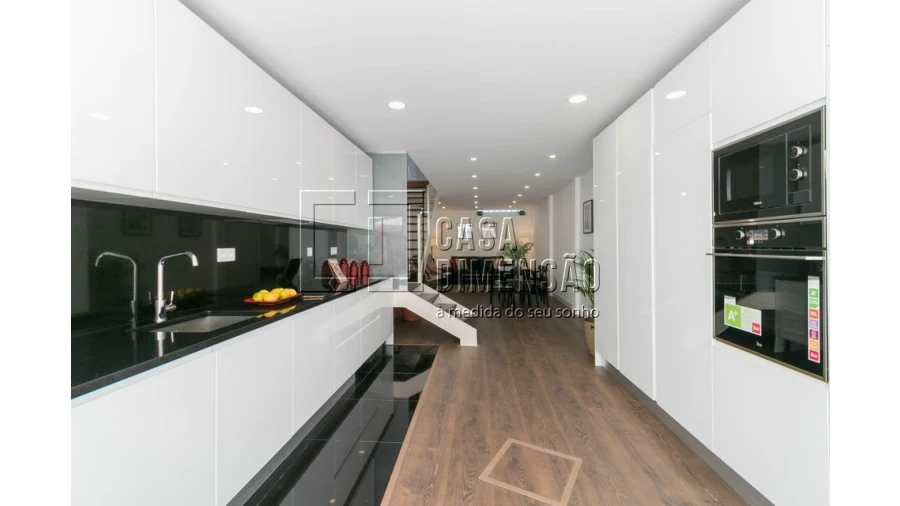 Moradia T4 para Venda em Alvalade Foto 14