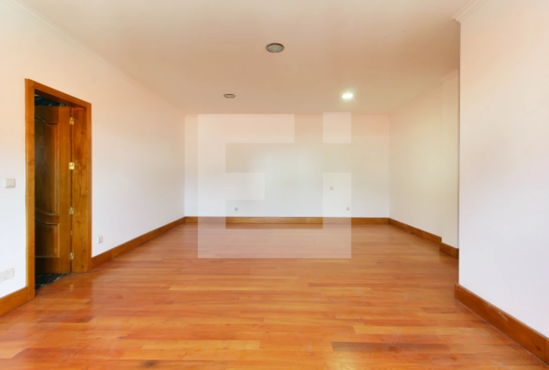 Moradia T6 para Arrendamento em Sobrosa Foto 16