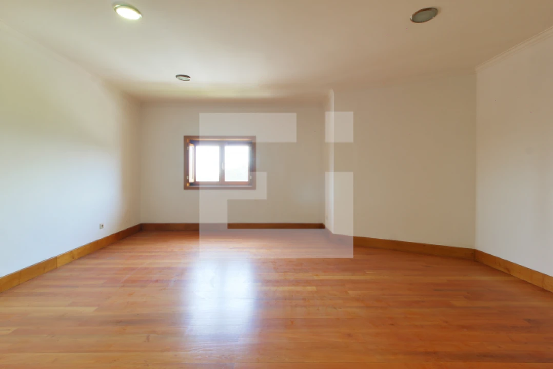 Moradia T6 para Arrendamento em Sobrosa Foto 15