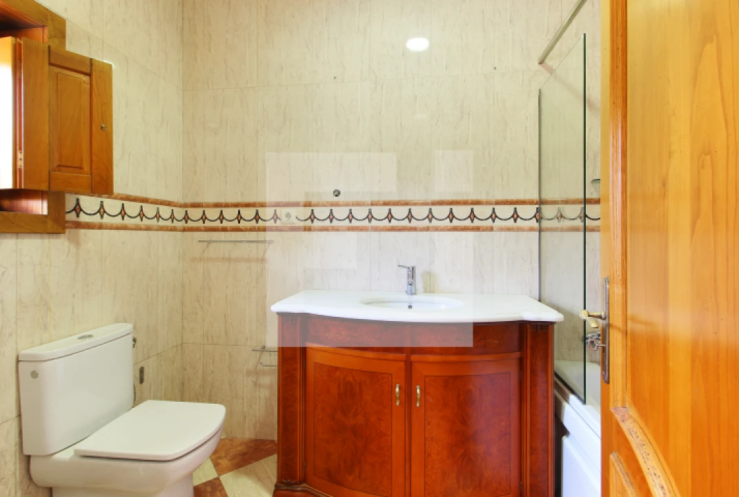 Moradia T6 para Arrendamento em Sobrosa Foto 14