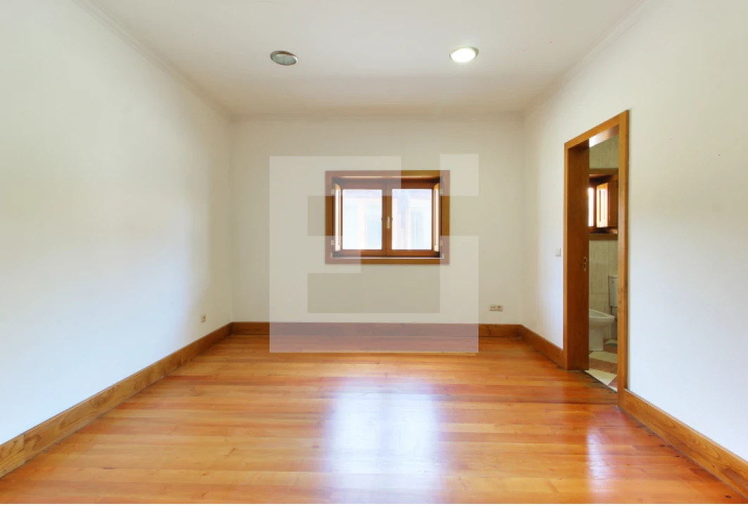 Moradia T6 para Arrendamento em Sobrosa Foto 13