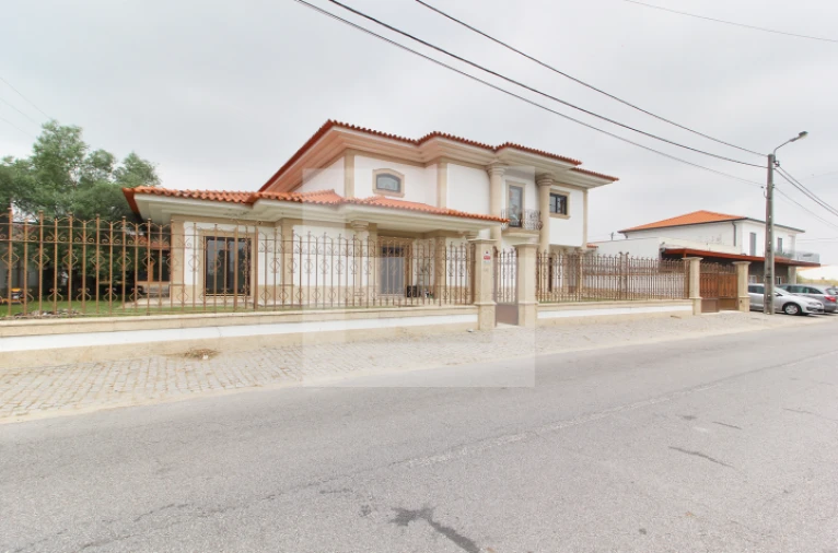 Moradia T6 para Arrendamento em Sobrosa Foto 2