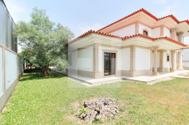 Moradia T6 para Arrendamento em Sobrosa Foto 3