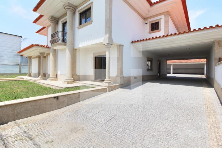 Moradia T6 para Arrendamento em Sobrosa Foto 18