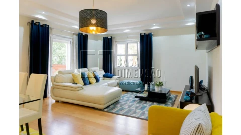 Apartamento T2 para Venda em Carnaxide e Queijas