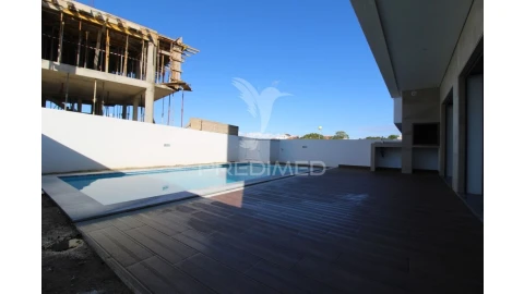 Moradia T4 para Venda em Charneca de Caparica e Sobreda