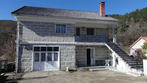 Moradia T5 para Venda em Castro Laboreiro e Lamas de Mouro