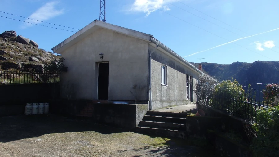 Moradia T5 para Venda em Castro Laboreiro e Lamas de Mouro Foto 3