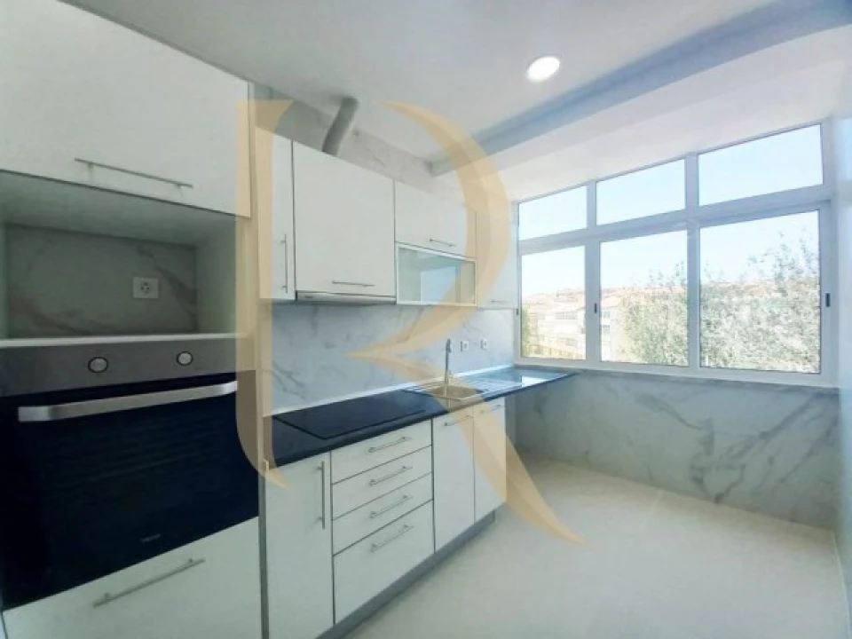 Apartamento T4 para Venda em Laranjeiro e Feijó Foto 2