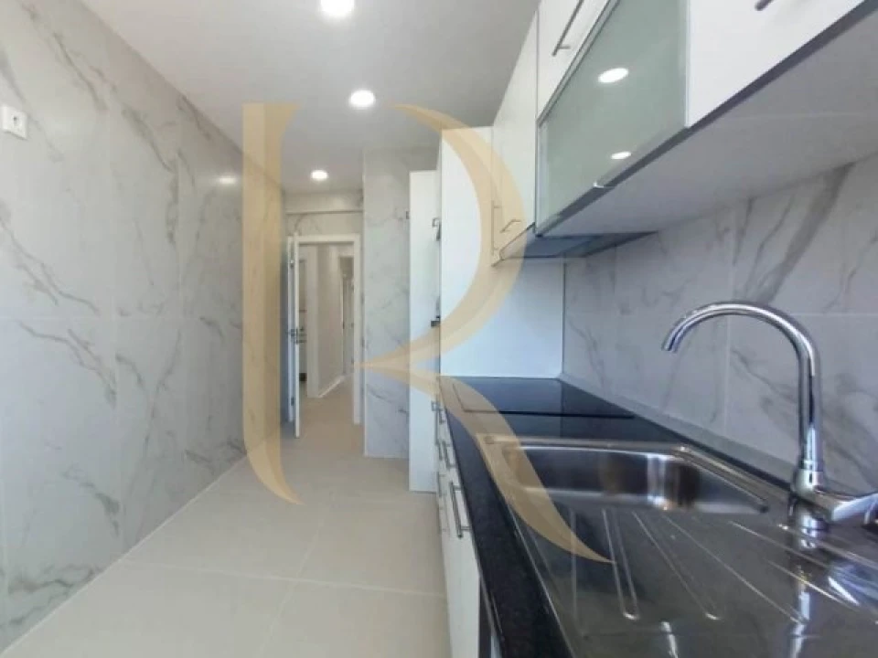 Apartamento T4 para Venda em Laranjeiro e Feijó Foto 3