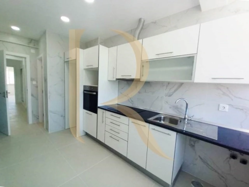 Apartamento T4 para Venda em Laranjeiro e Feijó Foto 1
