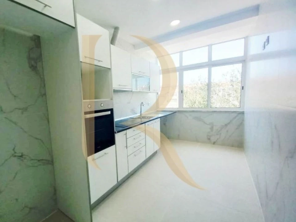 Apartamento T4 para Venda em Laranjeiro e Feijó Foto 4